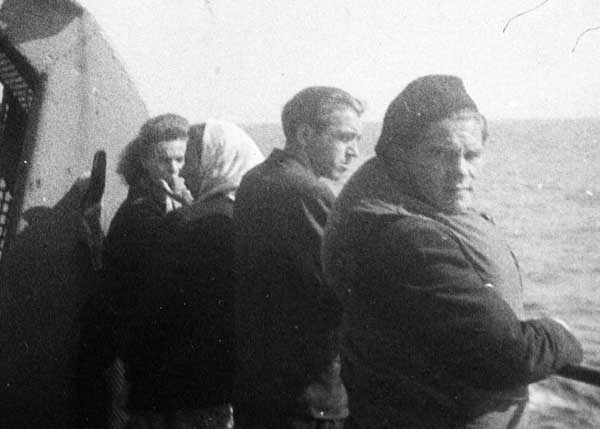 Іван Буртик справа на кораблі до Америки
