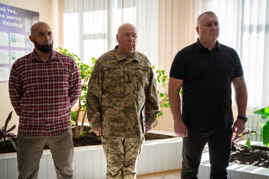 Справа наліво стоять очільники ОВА, ліцею, представник Ради ветеранів