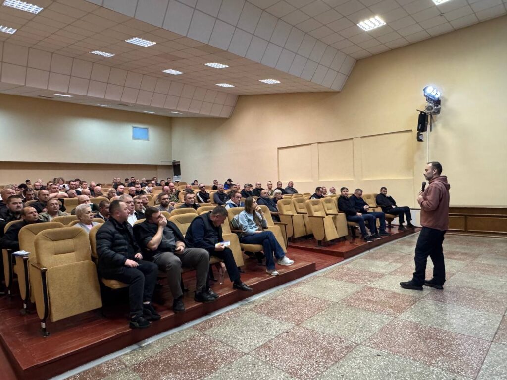 люди в актовому залі 