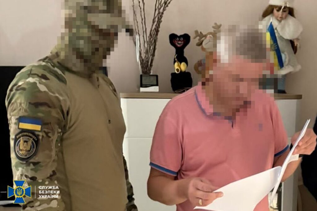 боєць сбу, чоловік у рожевій футболці вивчає документи