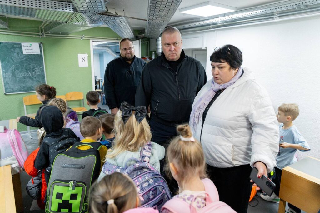 віталій дяківнич із директором школи спілкуються зі дітьми в закладі