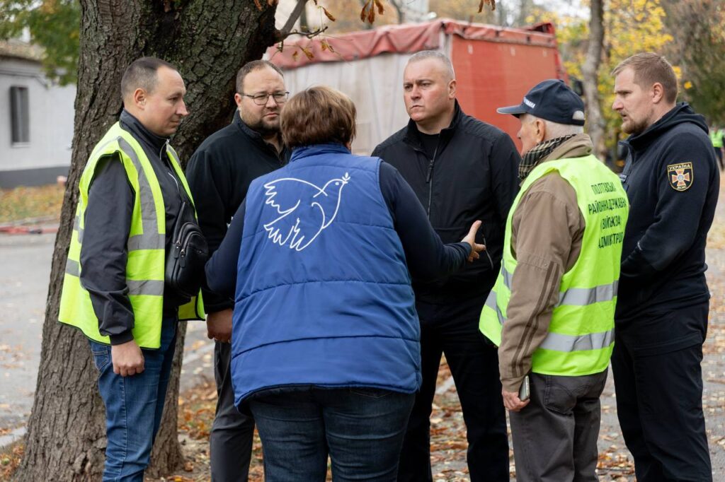 представники влади спілкуються з представниками гуманітарних місій