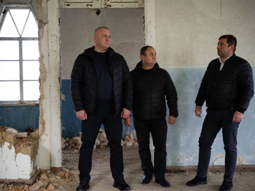 «Школи Лохвицького земства – спадщина, яку маємо зберегти»: очільник ОВА взяв під контроль протиаварійні роботи в земській школі в Харсіках