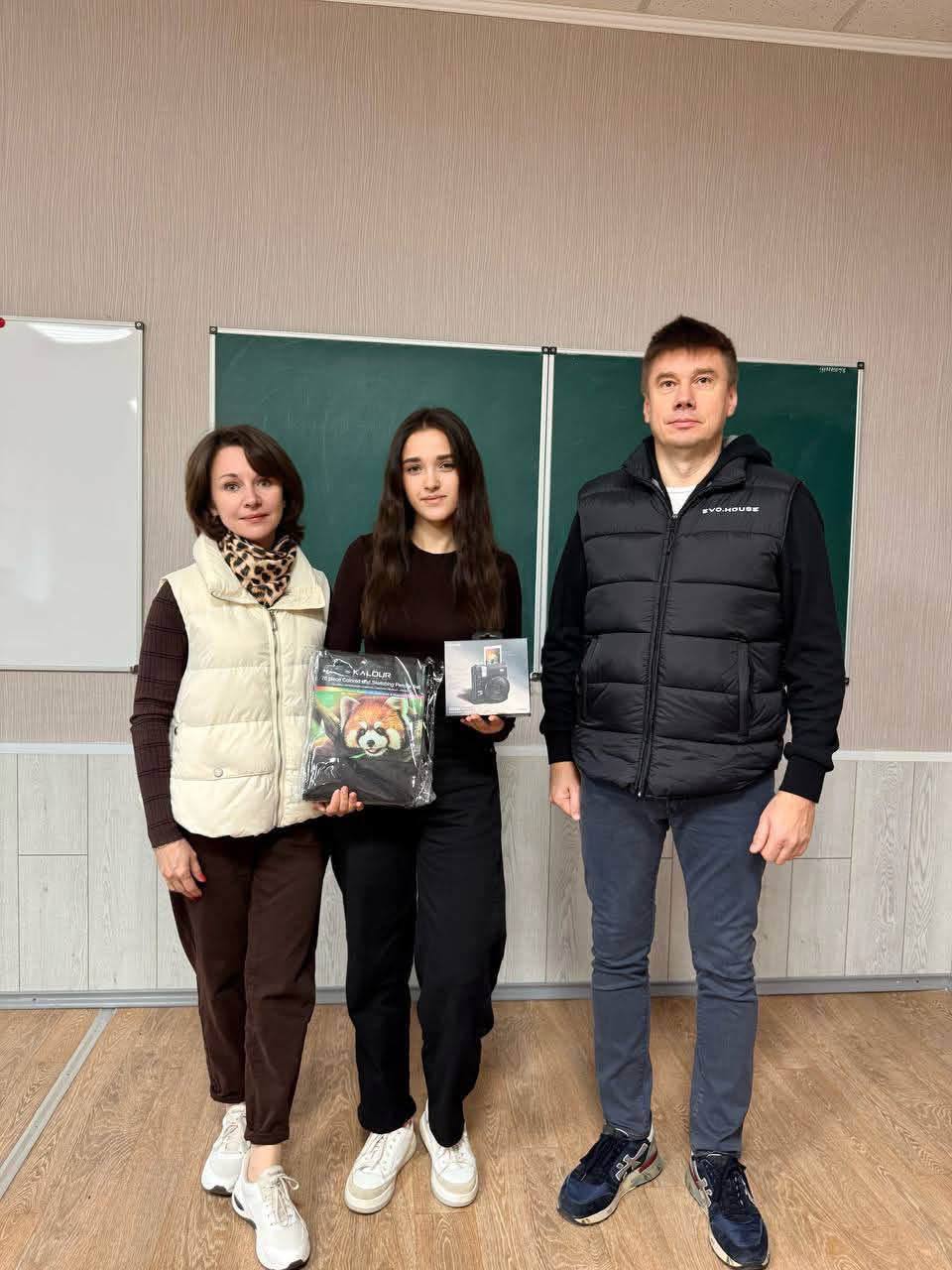 Біленький передає подарунки разом з Оксаною Дядюнович
