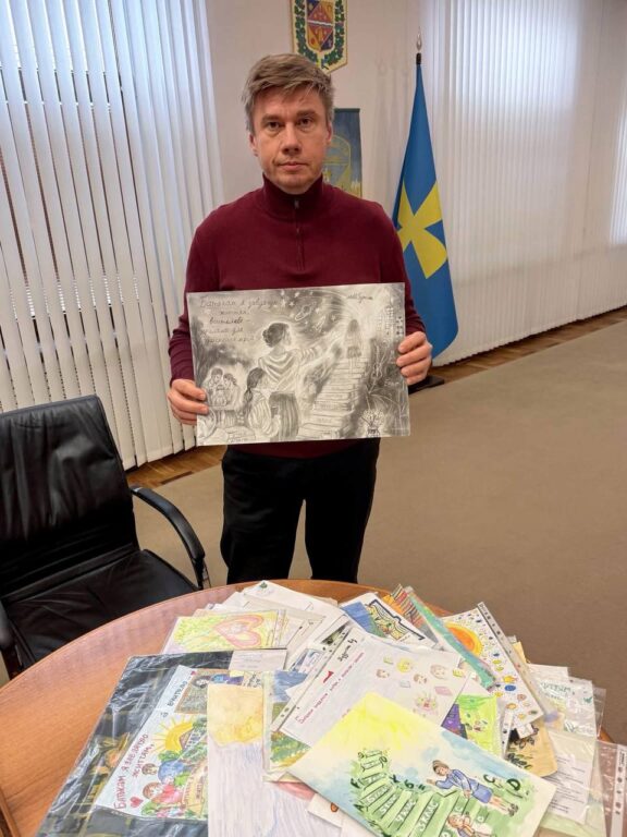 Біленький передає подарунки разом з Оксаною Дядюнович
