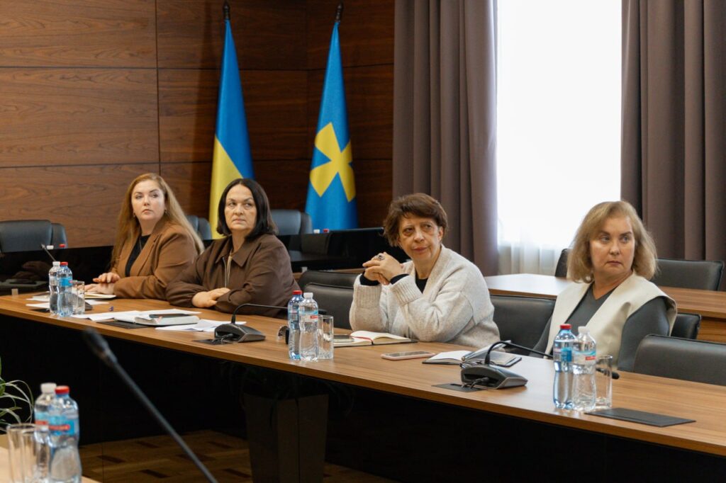люди за столом у залі засідань