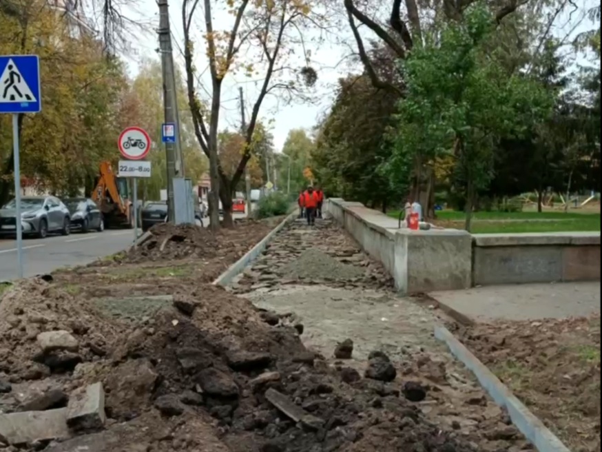 У Полтаві оновлюють дороги й тротуари: де вже поклали асфальт і нанесли розмітку