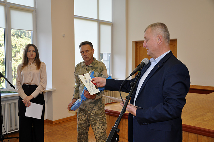 міський голова вручає відзнаку