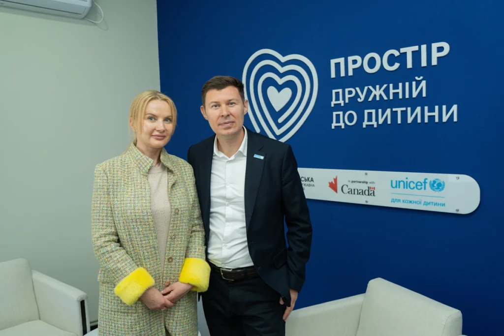 Ірина Салогуб та Анатолій Безпалюк у куточку очікування