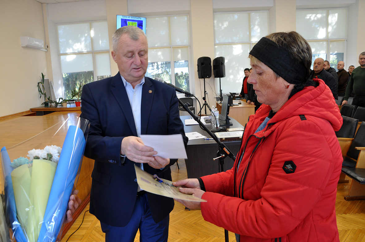 передача відзнаки родині В’ячеслава Дроботія