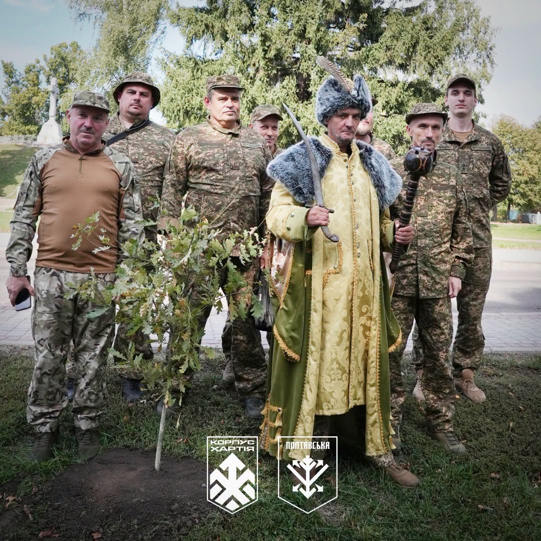 нацгвардійці біля висадженого саджанця дуба із людиною у костюмі гетьмана, з шаблею