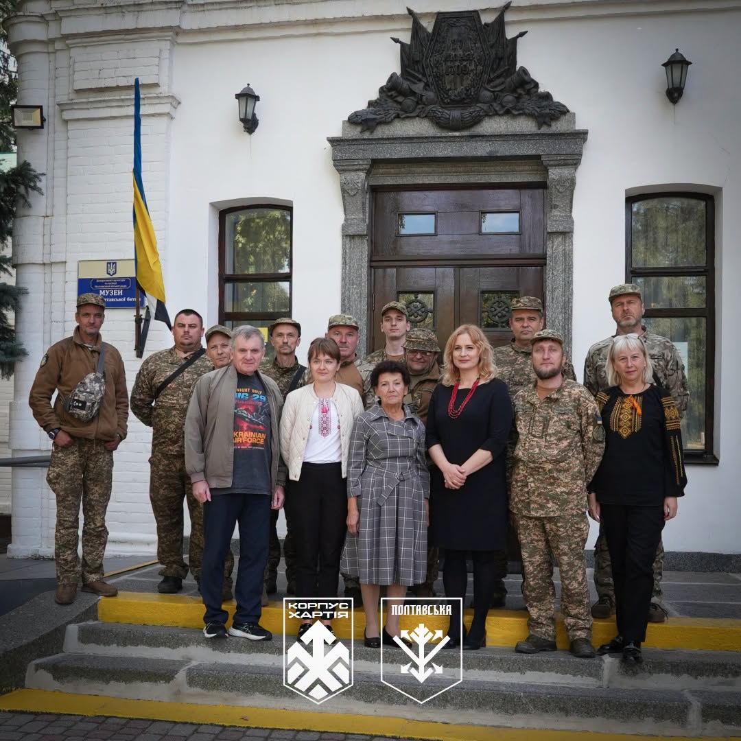 спільне фото учасників події на ганку музею