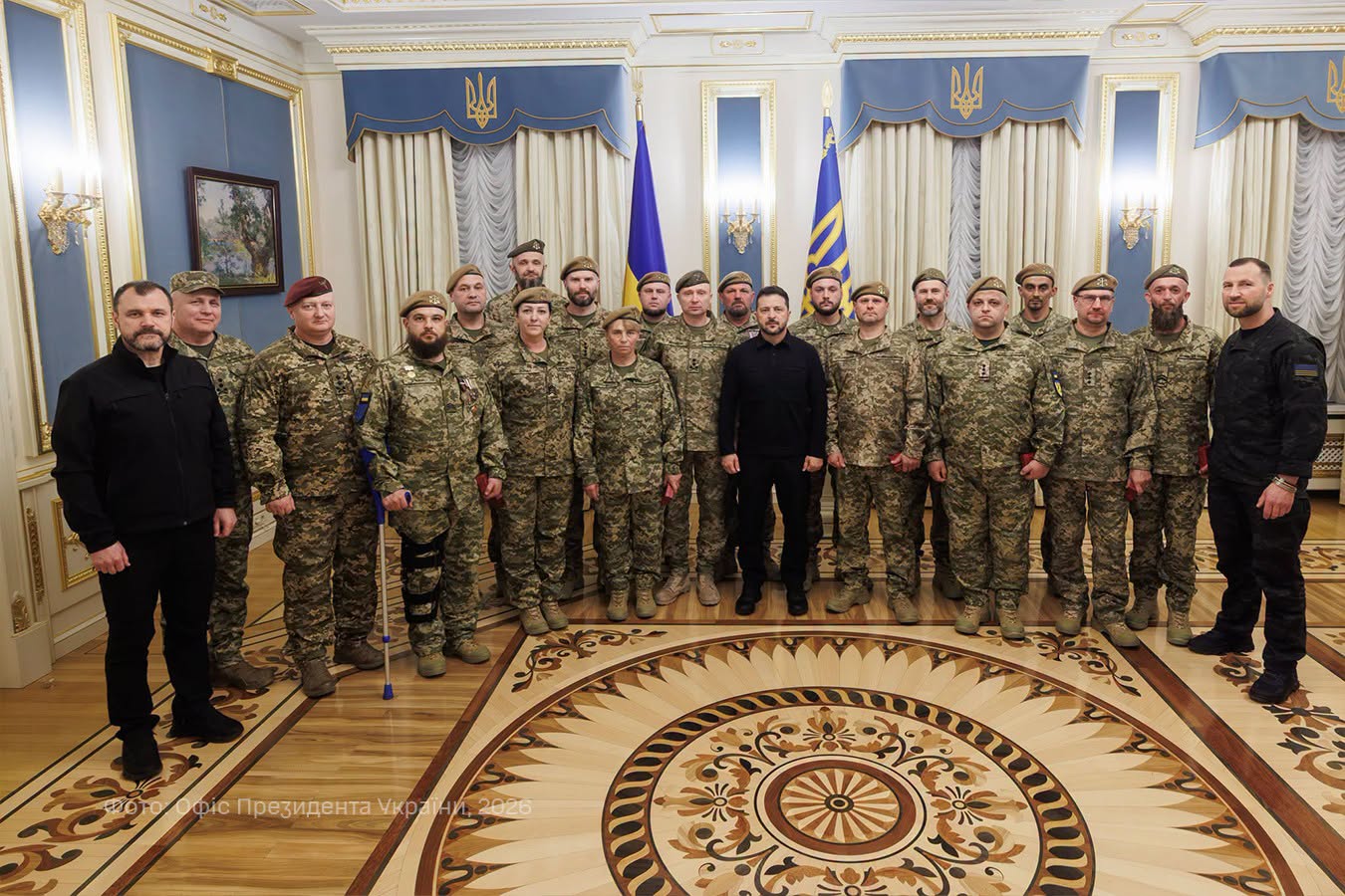 Олександр Пашигар отримує нагороду від Президента України