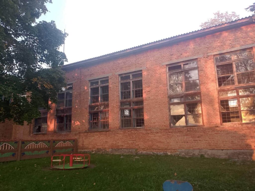 фасад із вибитими вікнами