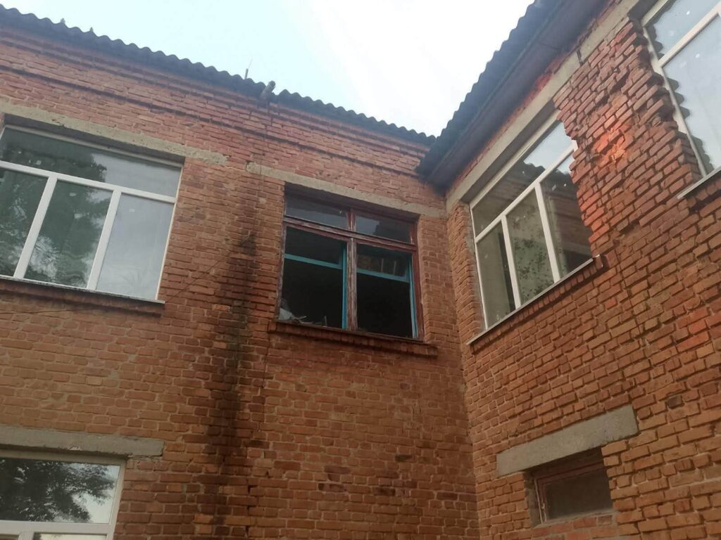 Вибуховою хвилею вибило вікна в гімназії та будинках: у Градизькій громаді виявили уламки ракети