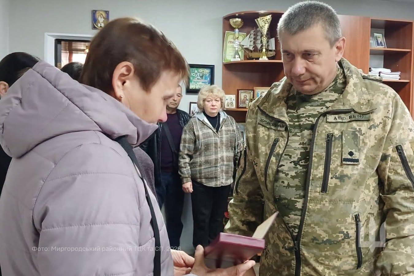 передача нагороди матері полеглого воїна