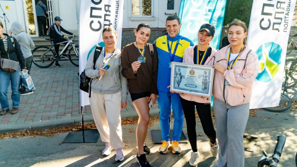люди фотографуються із рекордсменом-рятувальником