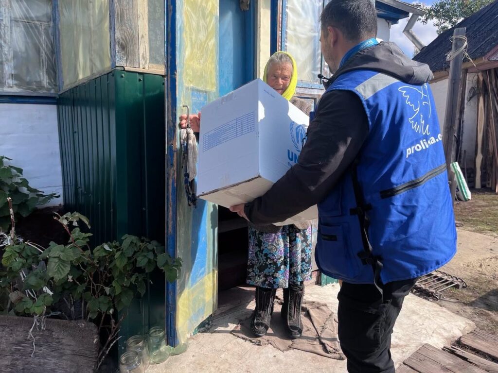 люди отримують теплові набори