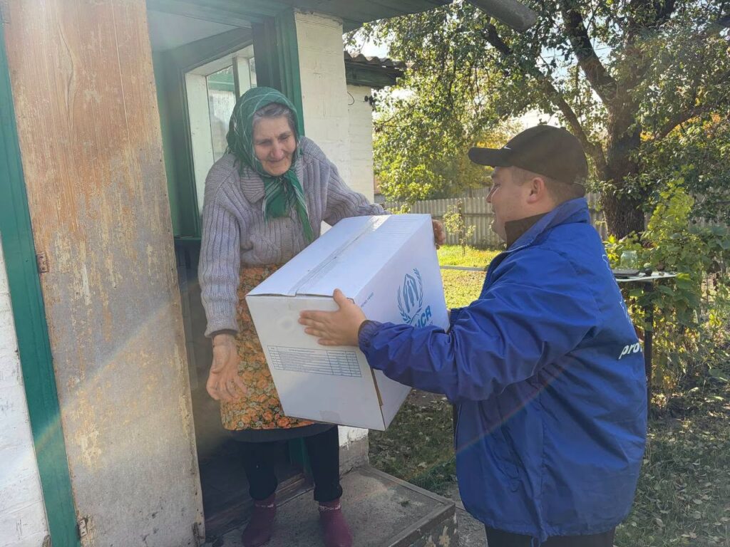 люди отримують теплові набори