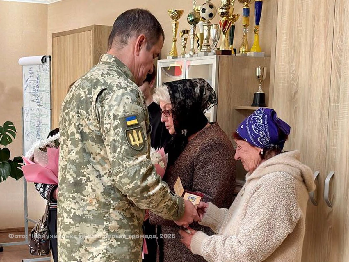У Чорнухинській громаді родинам двох загиблих Захисників передали державні нагороди