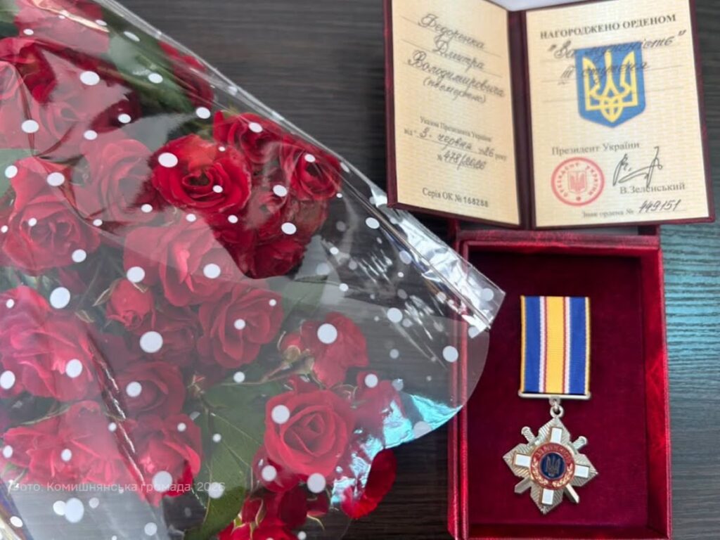 У Комишнянській громаді матері загиблого воїна передали його орден “За мужність”