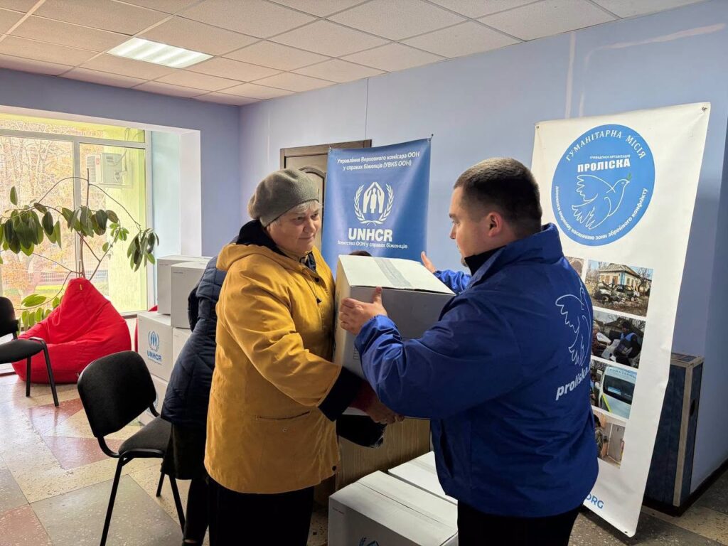 люди отримують теплові набори