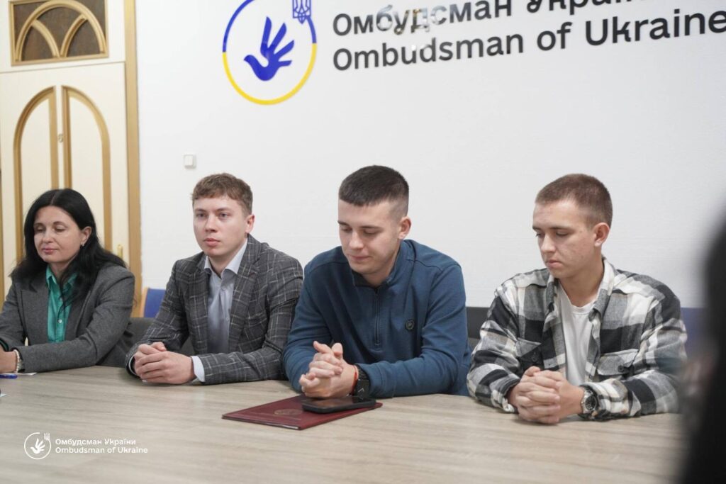чотири студенти за столом