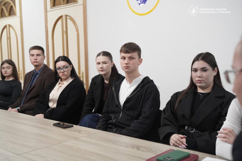 студенти сидять за столом 