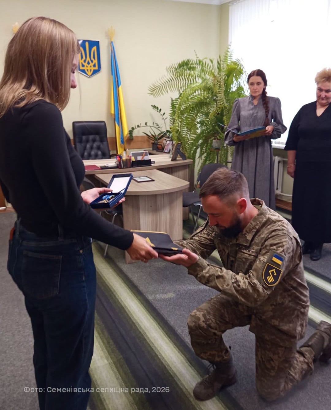У Семенівці дружині полеглого військовослужбовця передали посмертну нагороду