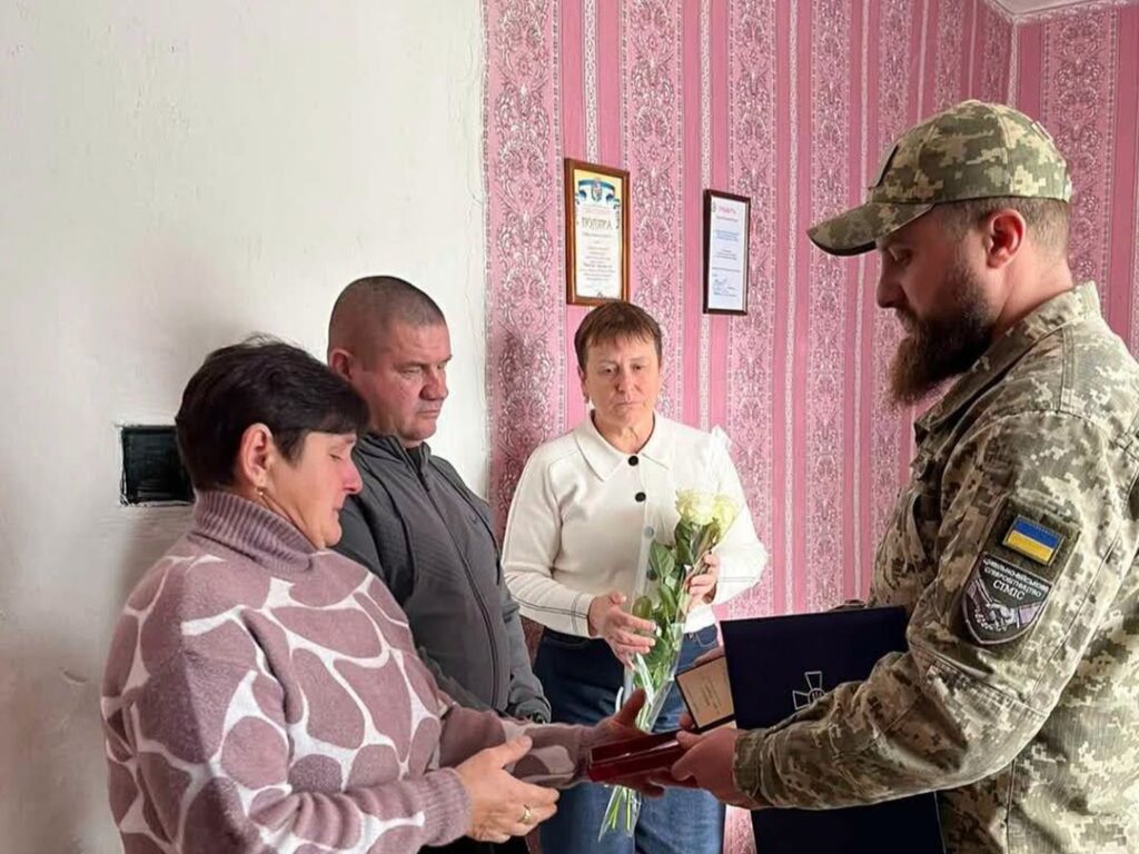У Лютенській громаді батькам загиблого 21-річного розвідника передали його орден