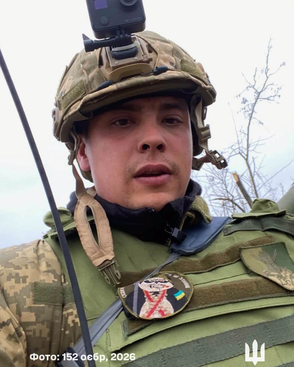 Денис у військовій формі, крупний портретний план