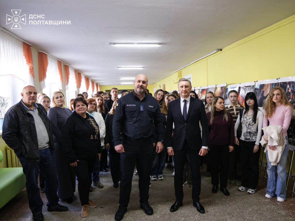 «Сміливі рятувати»: У Полтавській політехніці відкрили фотовиставку про роботу рятувальників під час війни