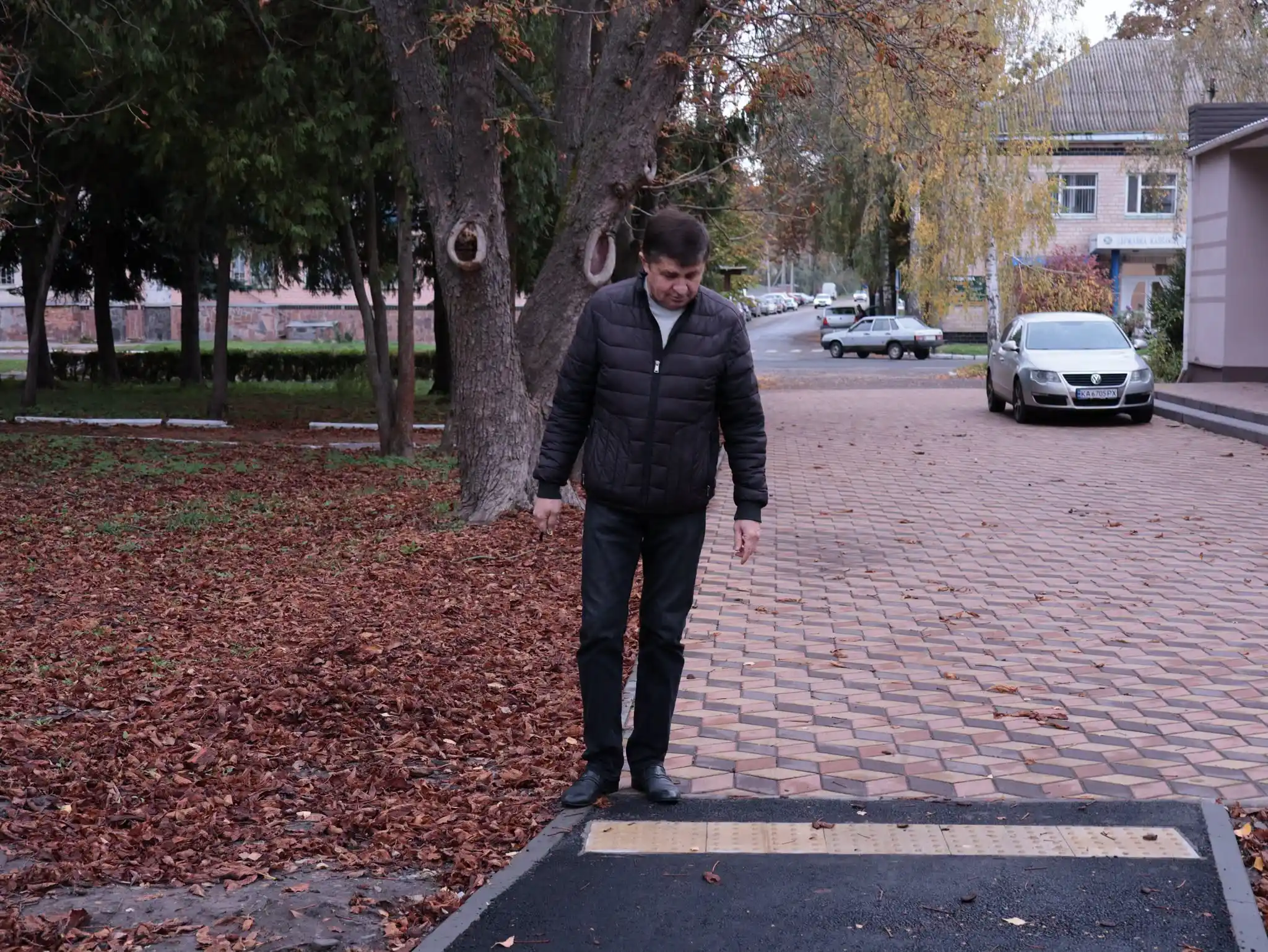 уповноважений перевіряє плитку для людей із порушеннями зору
