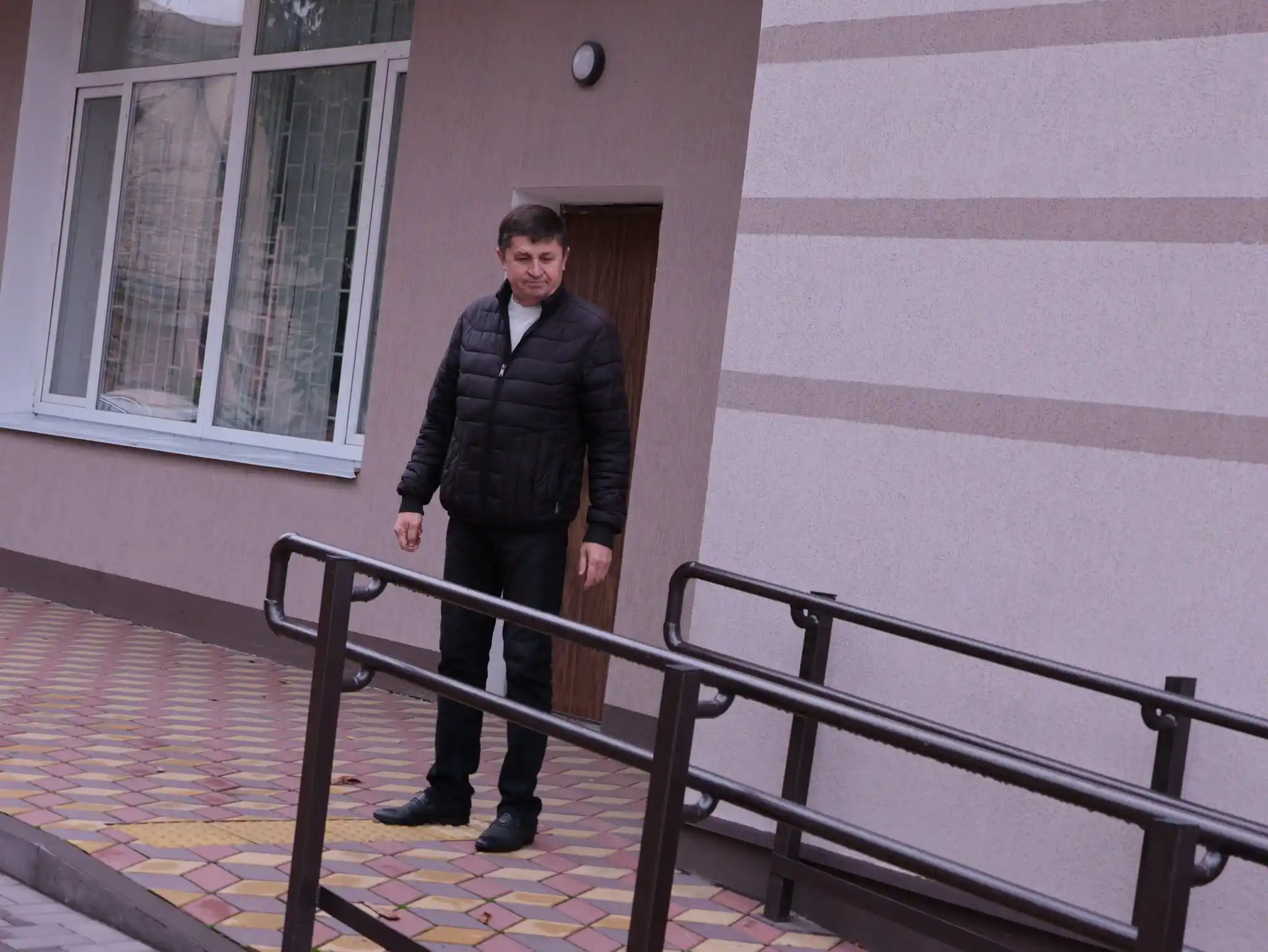 уповноважений оглядає пандус