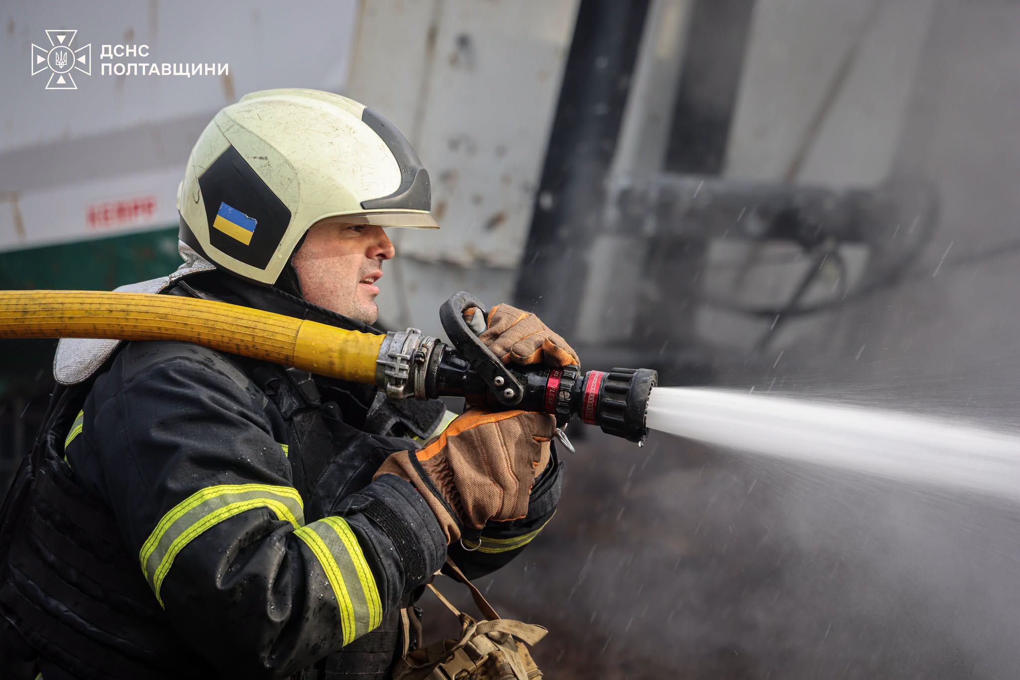 рятувальник ліквідовує пожежу