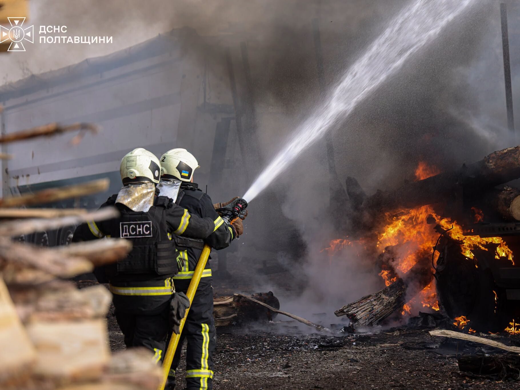 рятувальники ліквідовують пожежу
