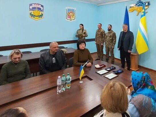 Рідним полеглого воїна з Кременчуччини передали відзнаку від Головнокомандувача ЗСУ