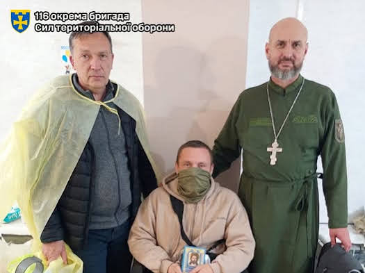 Своїх не лишають: фахівці 116-ї бригади та капелан відвідали в шпиталі пораненого захисника