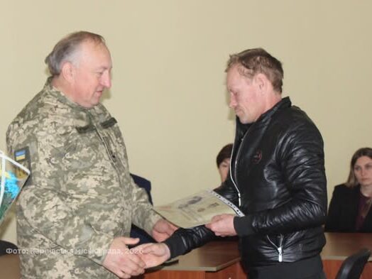 У Карлівці ветерану 116-ї бригади ТрО Сергію Кондрашову вручили медаль «За поранення»