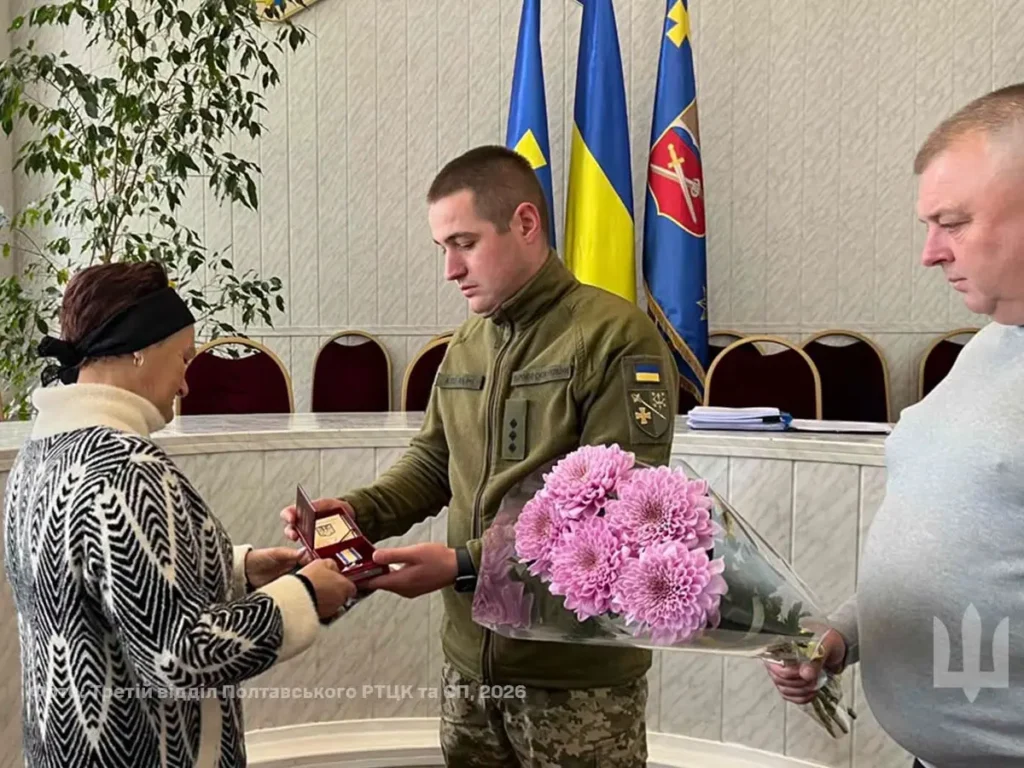 У Кобеляках матері загиблого десантника Дмитра Котова передали орден «За мужність»