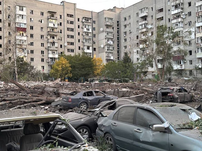 Унаслідок удару росіян по Кременчуку двоє людей загинули, ще семеро поранені, – ОВА