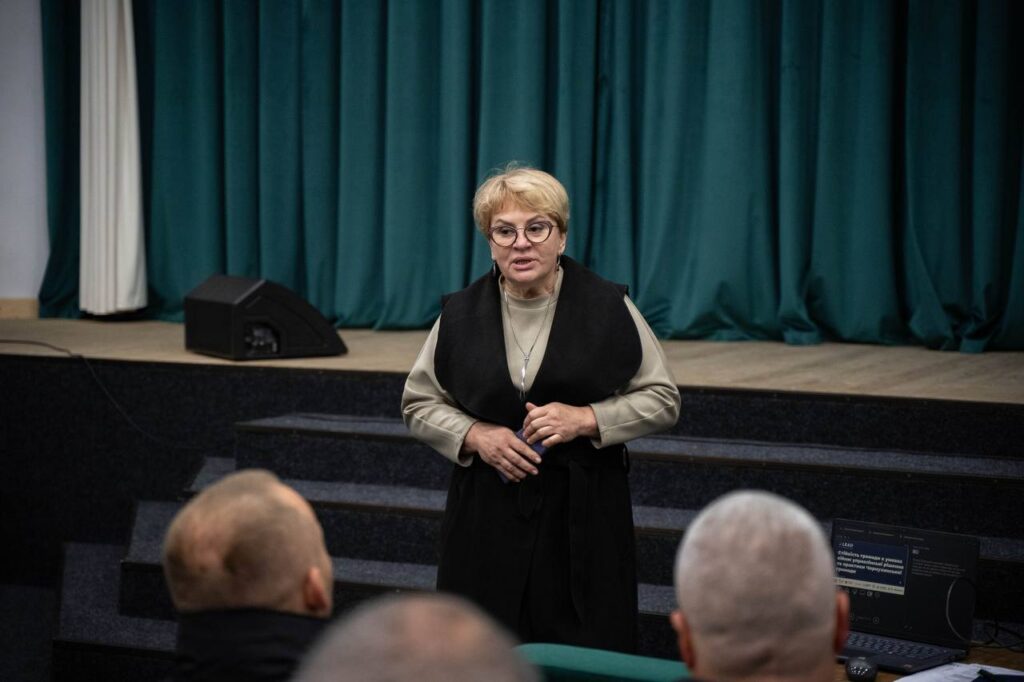 жінка виступає