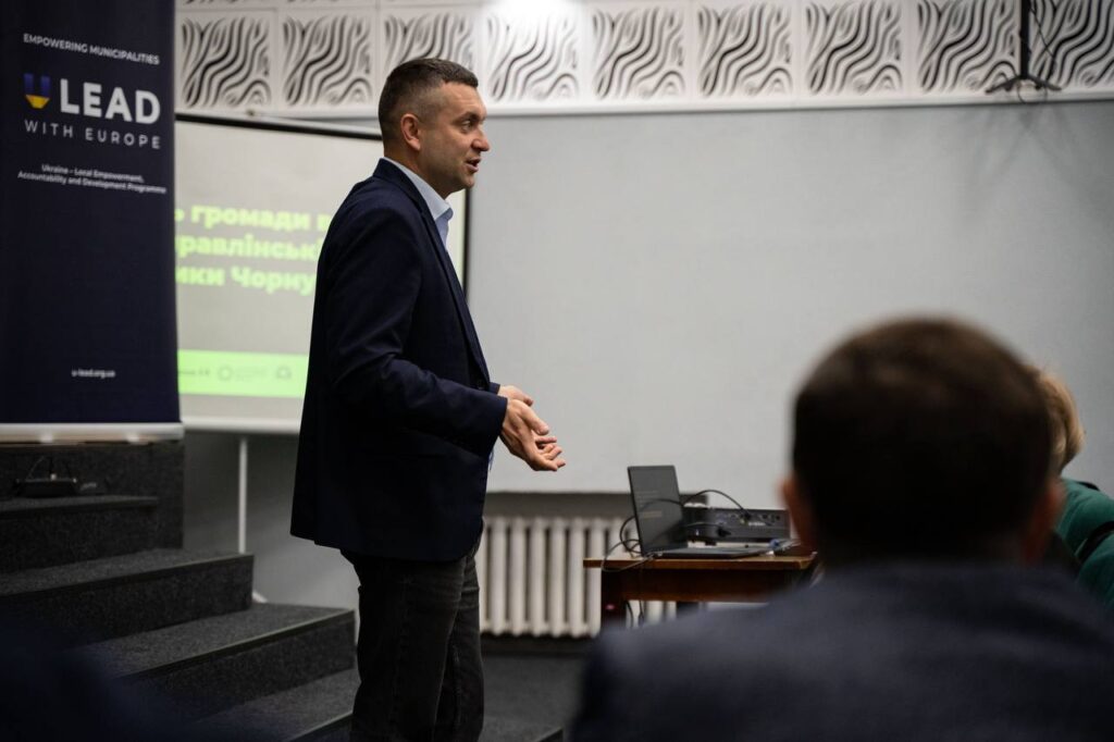 чоловік виступає