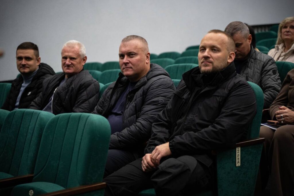 люди в залі