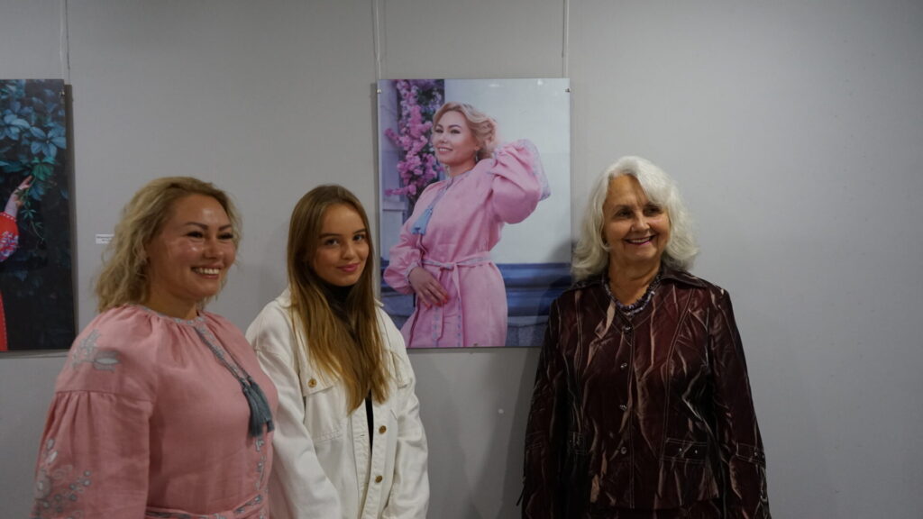 фотограф Карина з учасницею показа