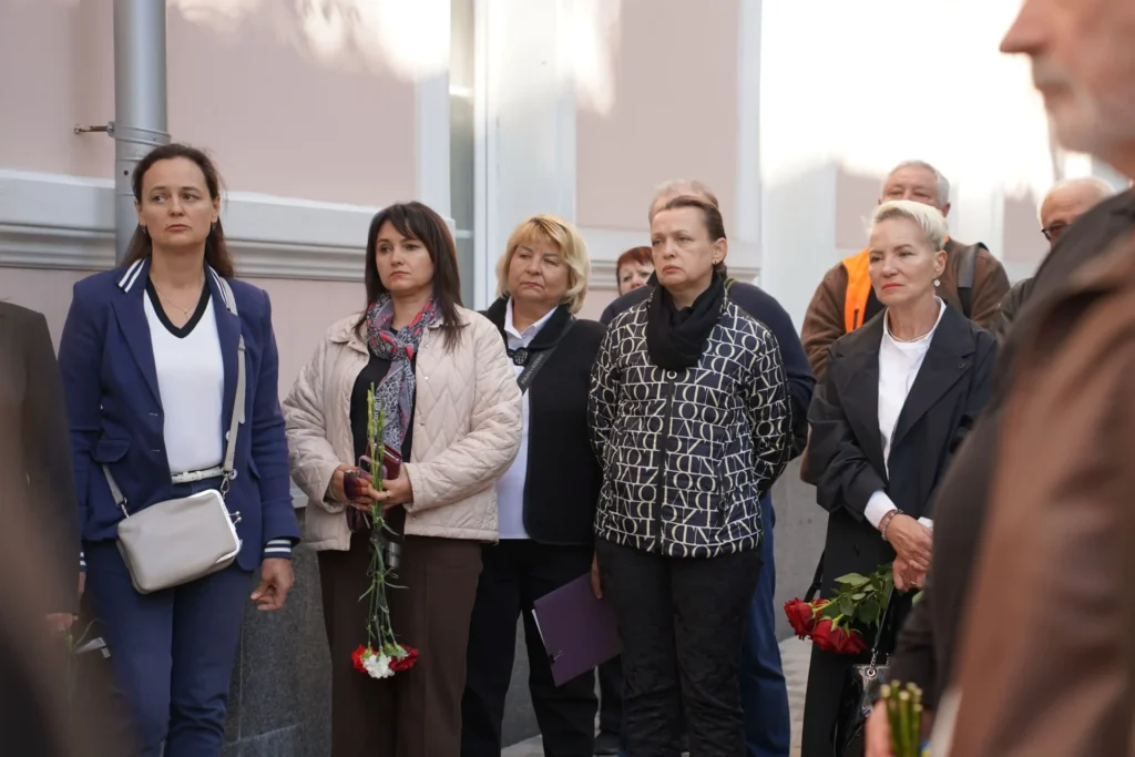 люди біля ліцею з квітами