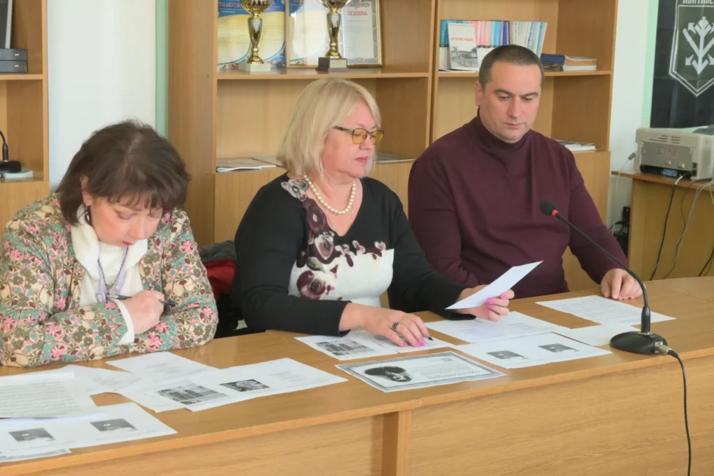 посадовці в депутатській кімнаті обговорюють подані документи