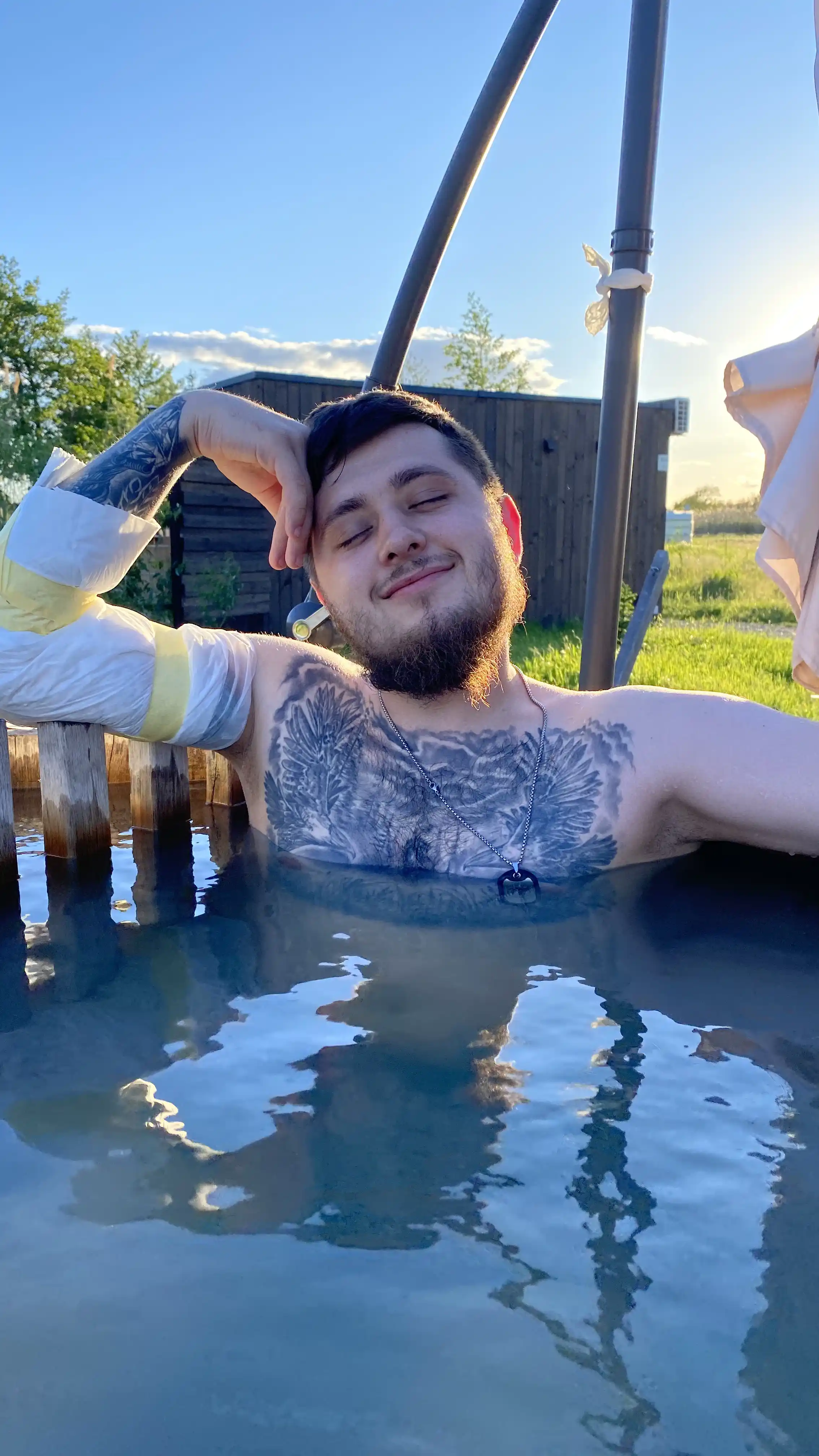 Артем у чані з водою на природі