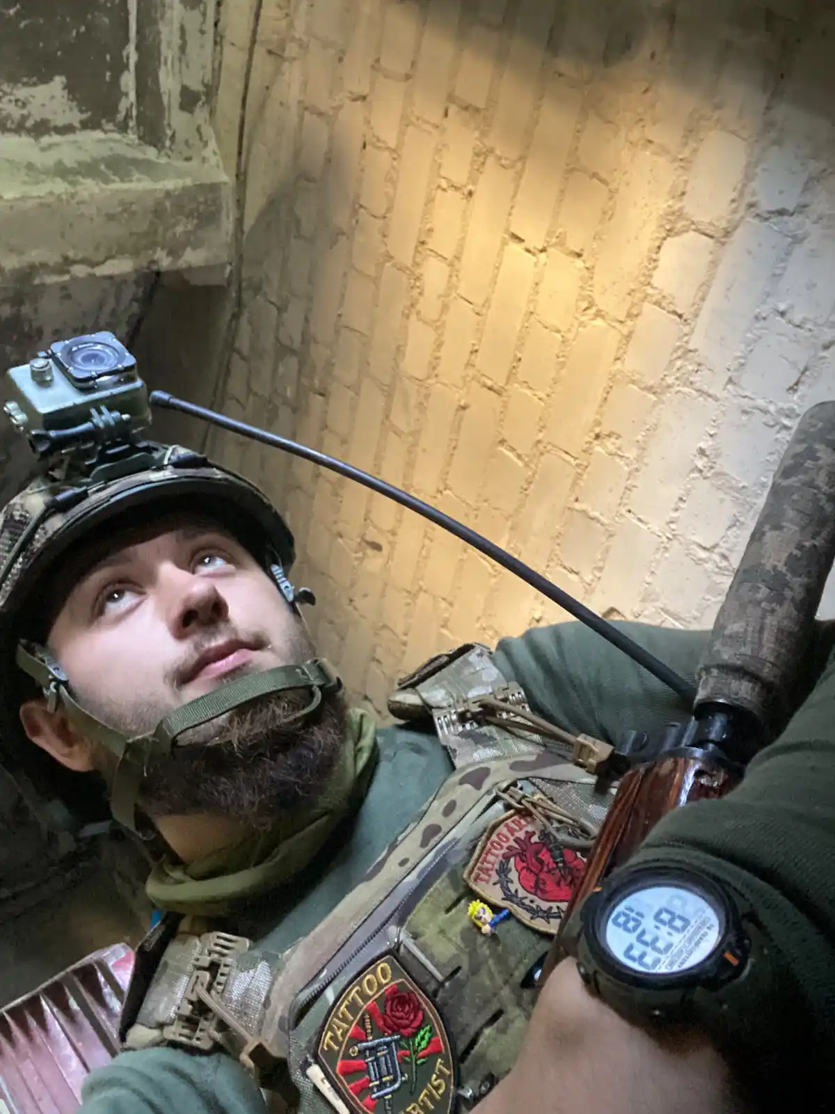Артем у військовому спорядженні в приміщенні на позиції