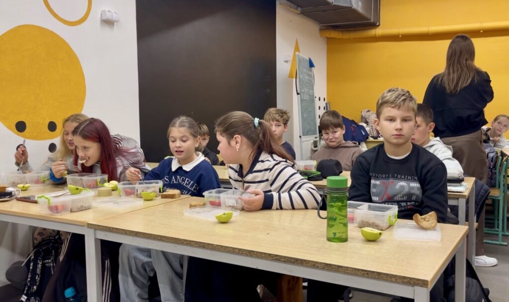 діти обідають у шкільній їдальні